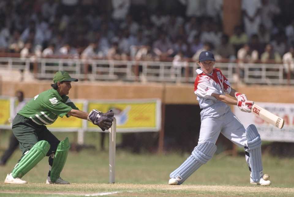 Asma Farzand attempts to stump Barbara Daniels, Women's World Cup 1997, England vs Pakistan, Vijayawada, 12 Dec 1997