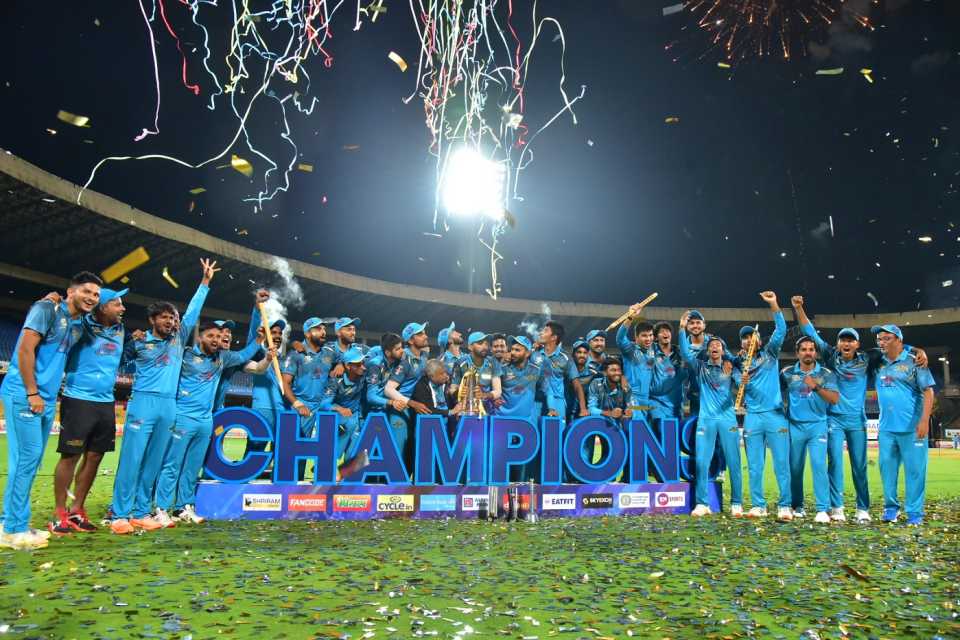 Gulbarga Mystics players and owners celebrate with the trophy, Maharaja T20 Trophy 2022, Final, Bengaluru Blasters vs Gulbarga Mystics, Bengaluru, August 26, 2022 