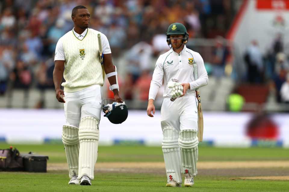 Lungi Ngidi and Kyle Verreynne leave the field at the end of the second Test