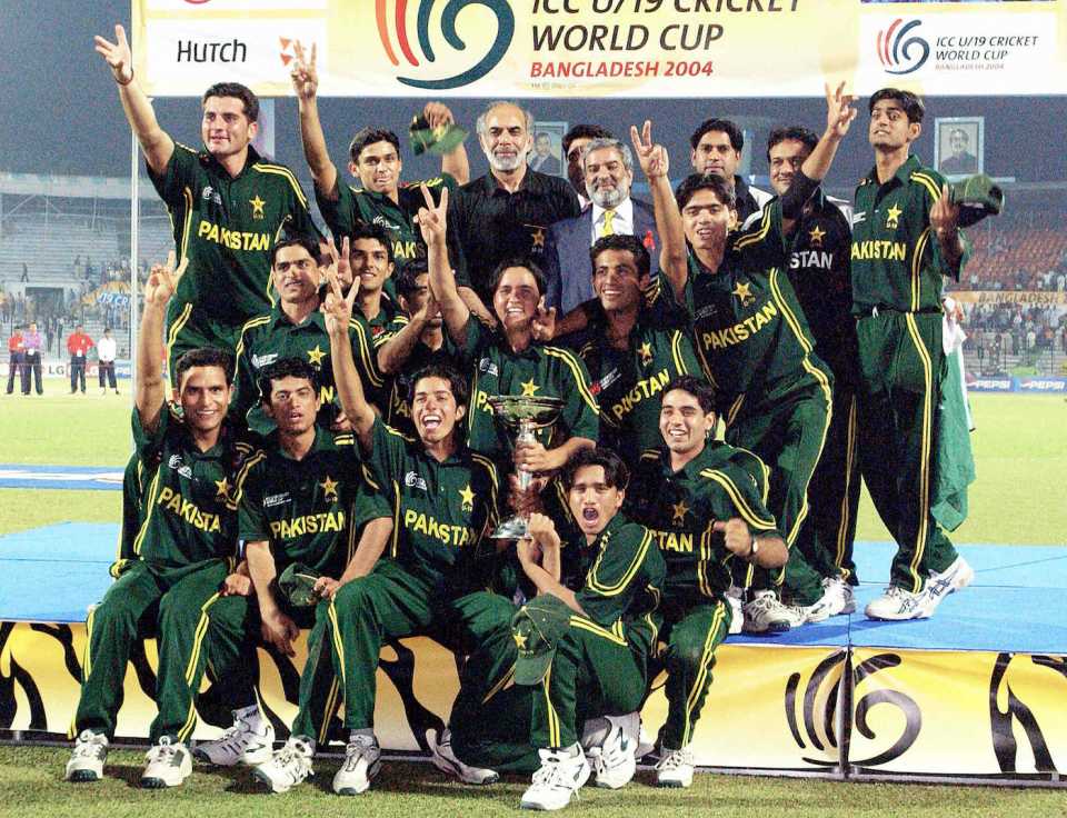 The Pakistan players pose with the Under-19 World Cup trophy, Dhaka, March 5, 2004