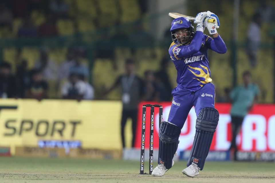 Tillakaratne Dilshan takes full toll of a rare opportunity to drive