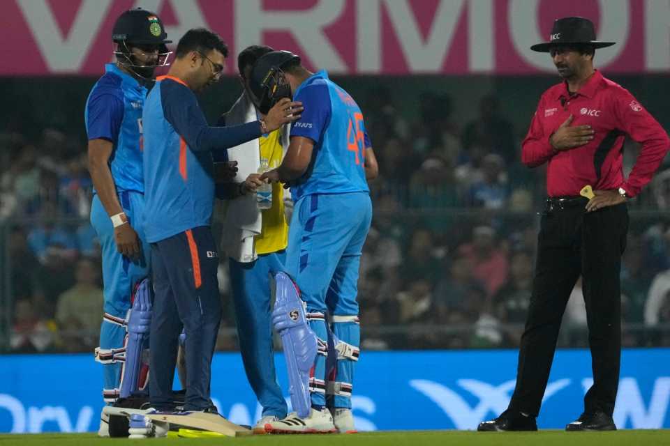 IND vs SA 2nd T20: बीच मैदान में Rohit Sharma हुए चोटिल