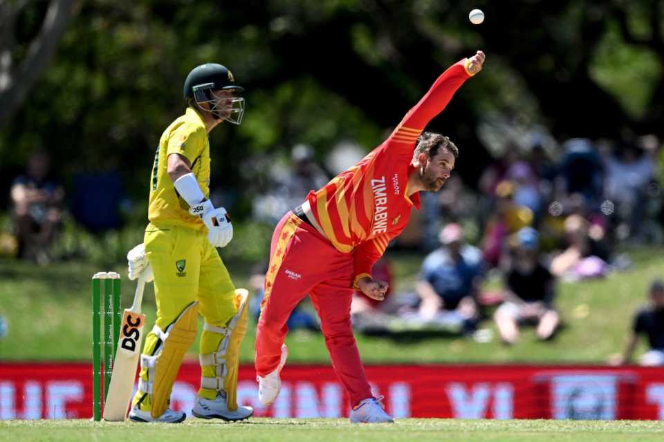 Ryan Burl bowls as David Warner watches, Australia vs Zimbabwe, 3rd ODI, Townsville, September 3, 2022