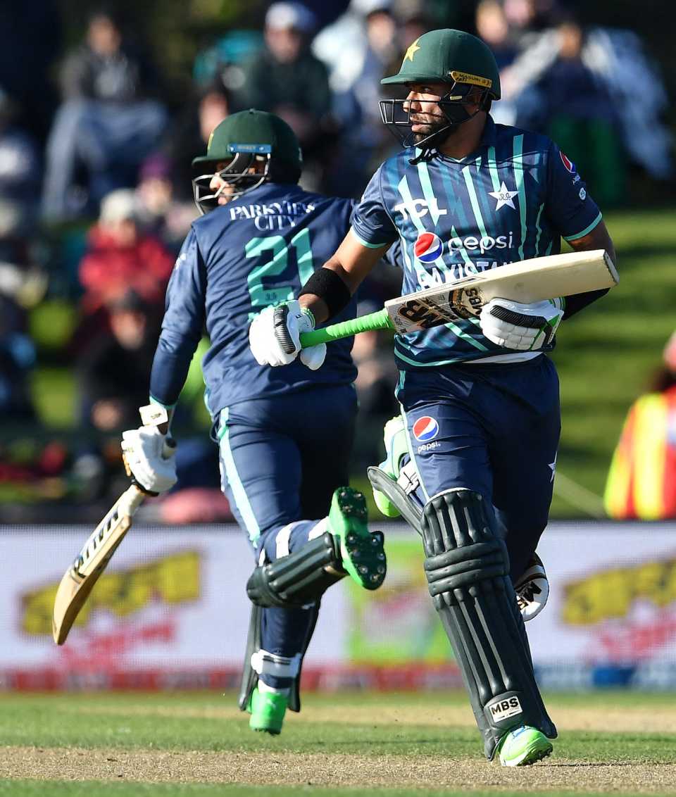 Iftikhar Ahmed and Mohammad Nawaz dash across for a single, New Zealand vs Pakistan, T20I tri-series final, Christchurch, October 14, 2022