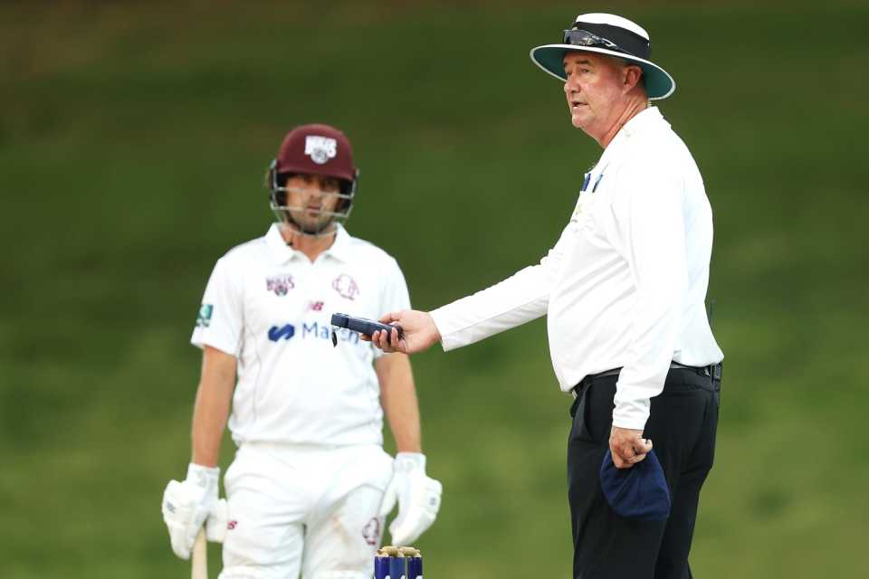 Umpire Greg Davidson determine the light was not good enough, New South Wales vs Queensland, Sydney, Day 4, October 21, 2022