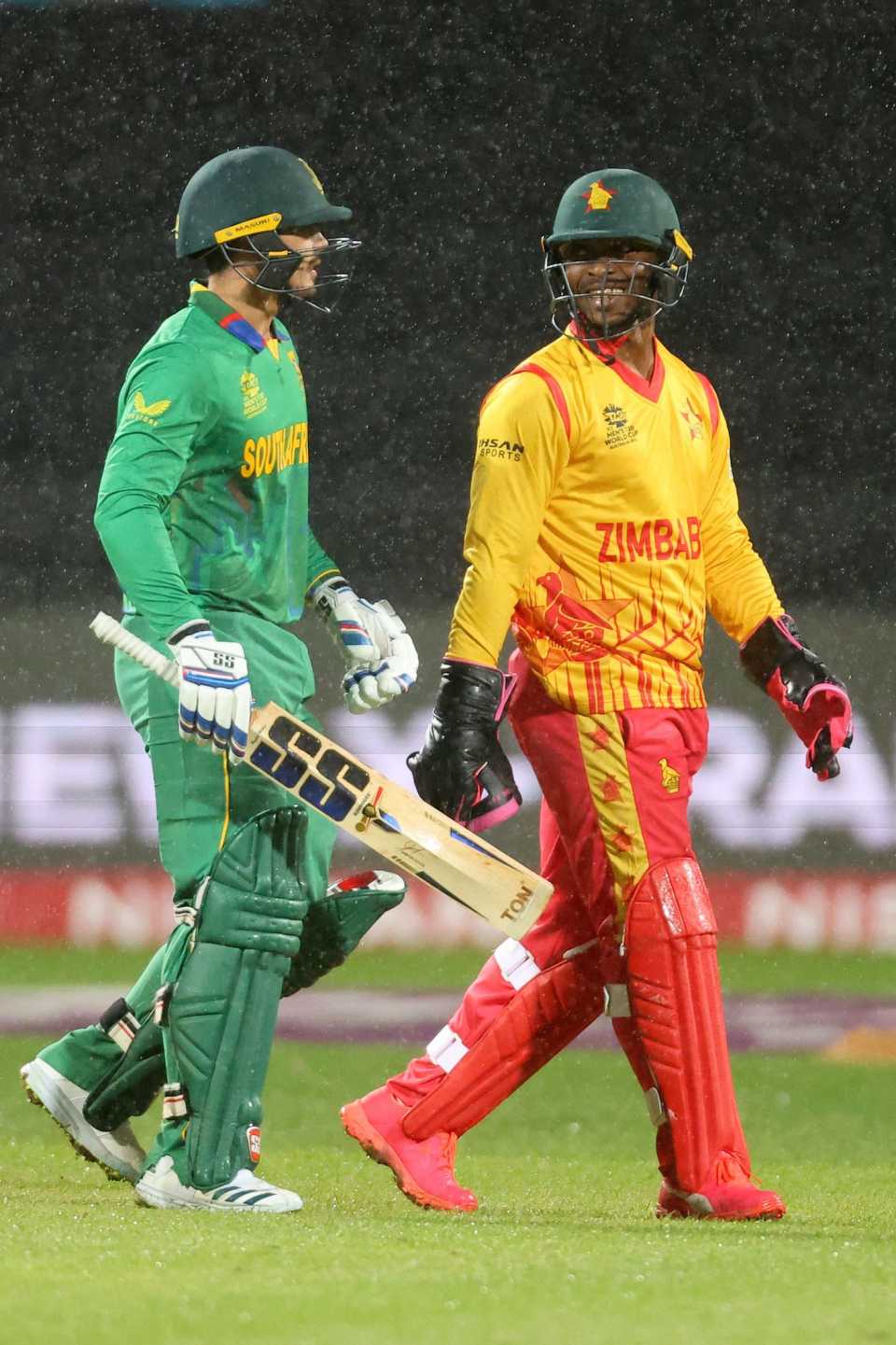 Regis Chakabva understandably looks happier than Quinton de Kock as they walk off one last time, South Africa vs Zimbabwe, T20 World Cup, Hobart, October 24, 2022