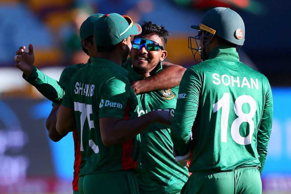 Mosaddek Hossain is mobbed after finishing the job, Bangladesh vs Zimbabwe, T20 World Cup, Brisbane, October 30, 2022