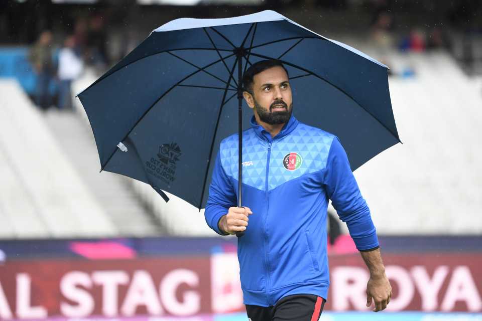 Mohammad Nabi takes a stroll as the rain pelts down, Afghanistan vs Ireland, T20 World Cup, Melbourne, October 28, 2022