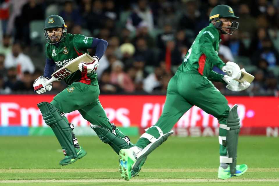 Nurul Hasan and Taskin Ahmed run across for a quick single, Bangladesh vs India, T20 World Cup, Adelaide, November 2, 2022