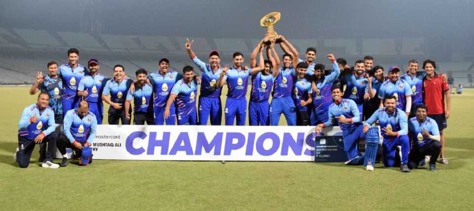 The Mumbai side celebrates after winning their maiden Syed Mushtaq Ali title, Mumbai vs Himachal Pradesh, Syed Mushtaq Ali Trophy 2022, Final, Kolkata, November 5, 2022