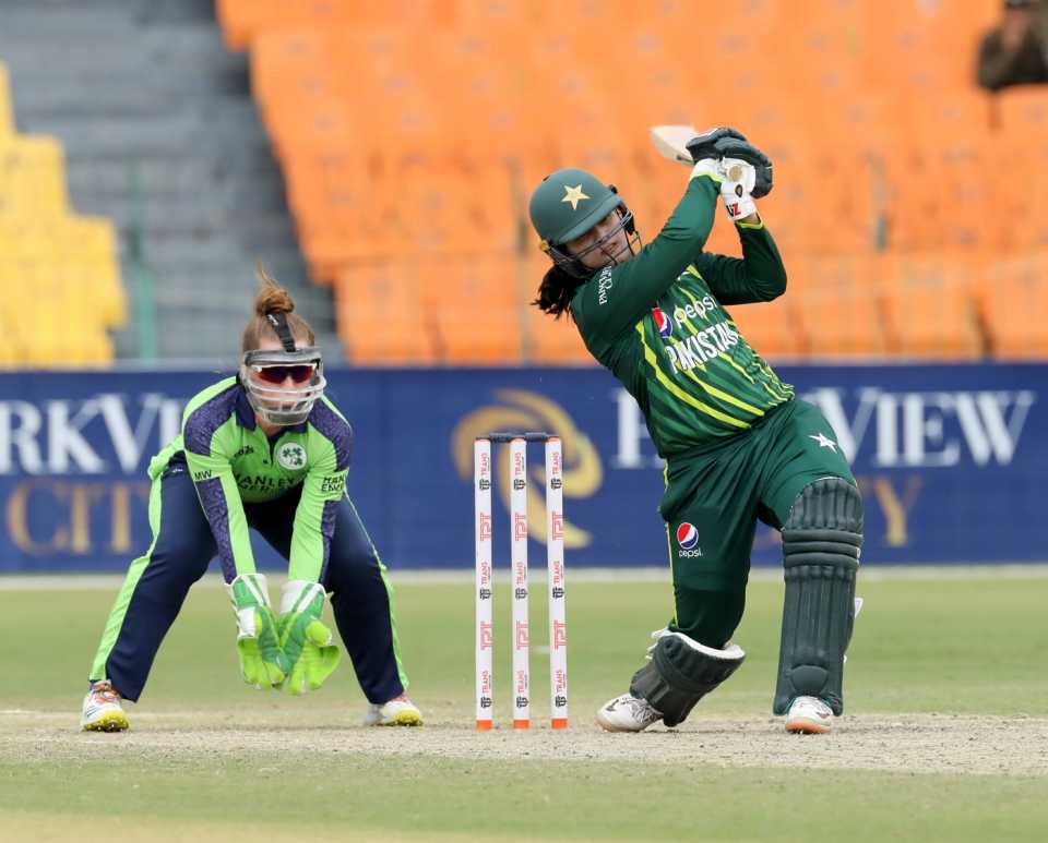 Ayesha Naseem struck some lusty blows in her cameo, Pakistan vs Ireland, 2nd women's T20I, Lahore, November 14, 2022