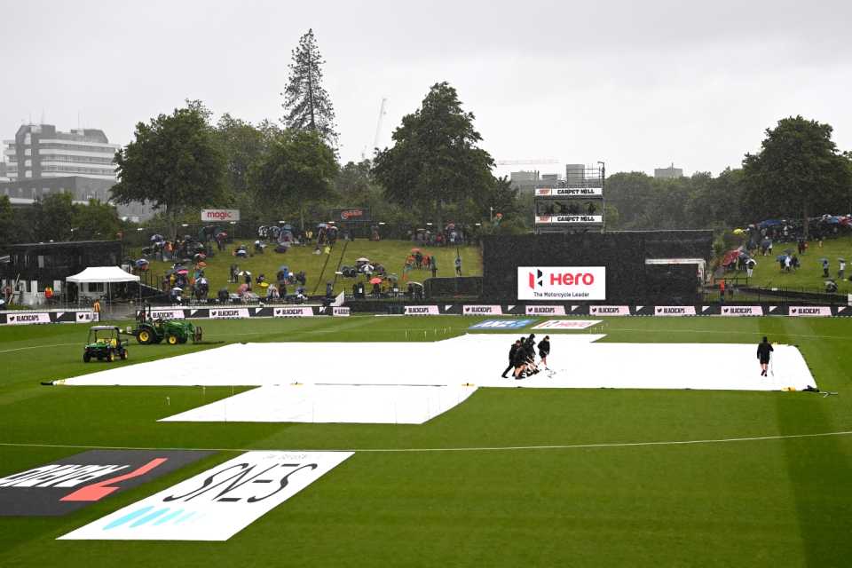 The covers go on at Seddon Park, New Zealand vs India, 2nd ODI, Hamilton, November 27, 2022