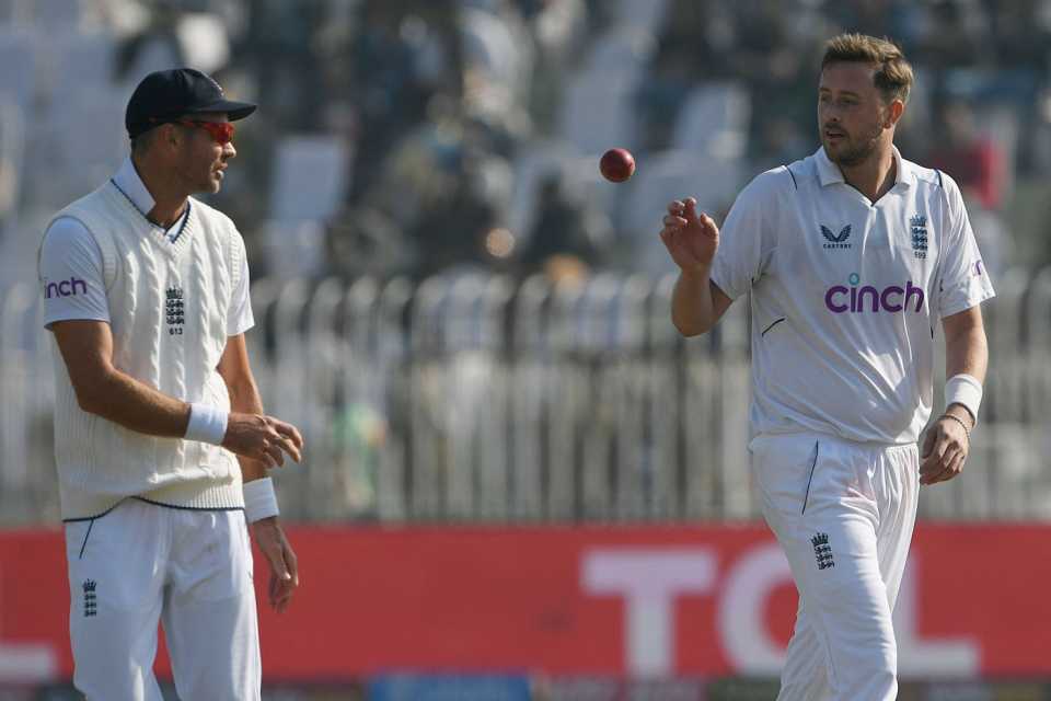 James Anderson and Ollie Robinson compare notes in England's final-day push, Pakistan vs England, 1st Test, Rawalpindi, 5th day, December 5, 2022