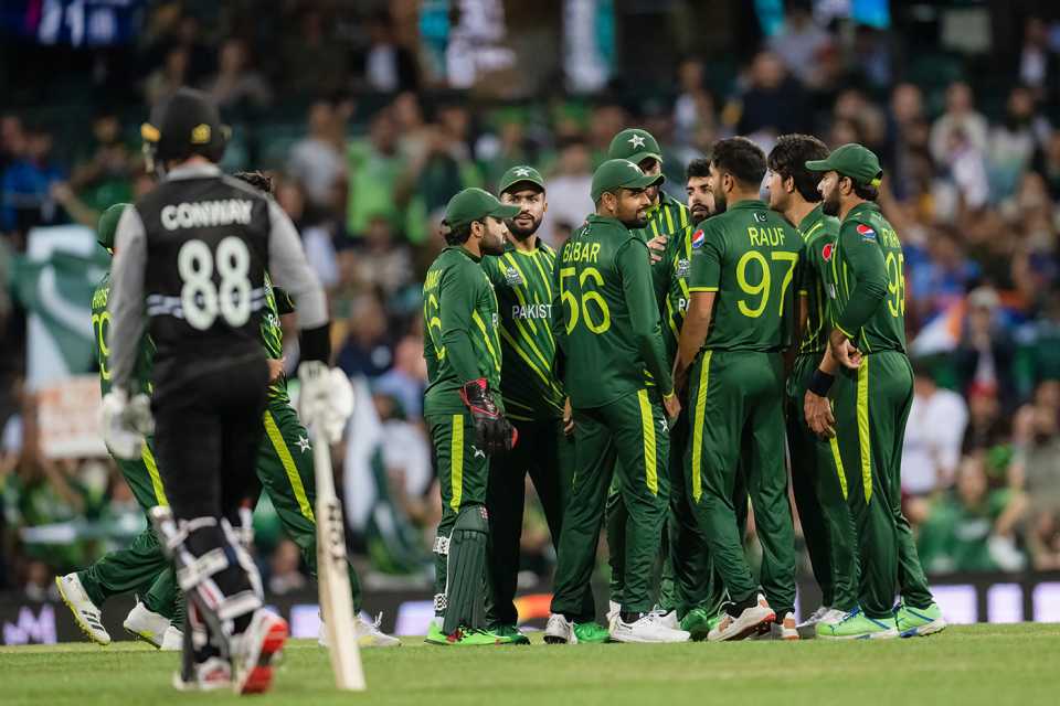 The Pakistan players celebrate Devon Conway's wicket, New Zealand vs Pakistan, T20 World Cup, 1st semi-final, Sydney, November 9, 2022