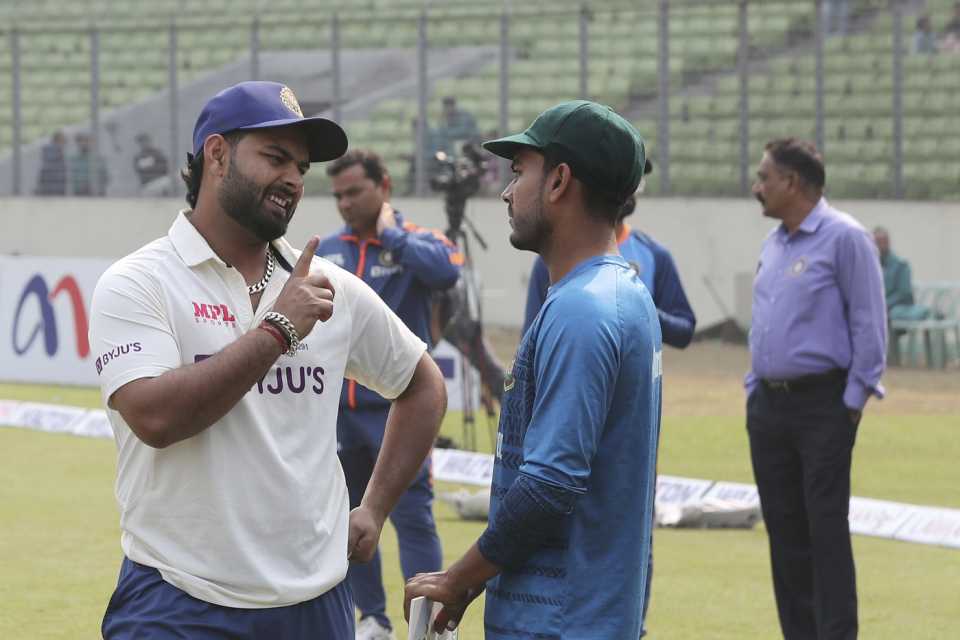 Rishabh Pant and Mehidy Hasan Miraz have chat after the game, Bangladesh vs India, 2nd Test, Mirpur, 4th day, December 25, 2022