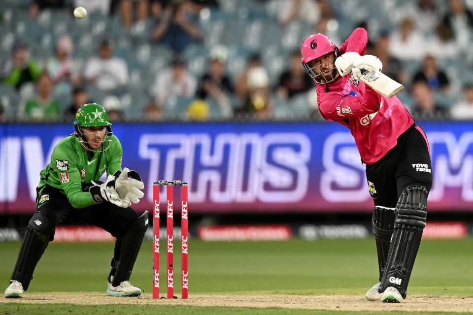 James Vince goes over the covers, Melbourne Stars vs Sydney Sixers, BBL 2022-23, Melbourne, January 6, 2023