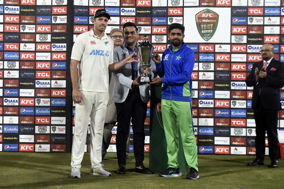 Tim Southee and Babar Azam hold the trophy aloft after a 0-0 series stalemate, Pakistan vs New Zealand, 2nd Test, Karachi, 5th day, January 6, 2022