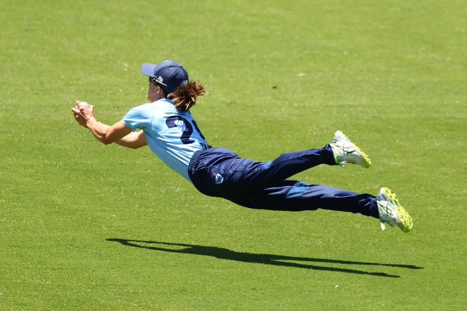 Erin Burns is air borne to take a flying catch, Victoria vs New South Wales, WNCL 2022-23, Melbourne, January 7, 2023