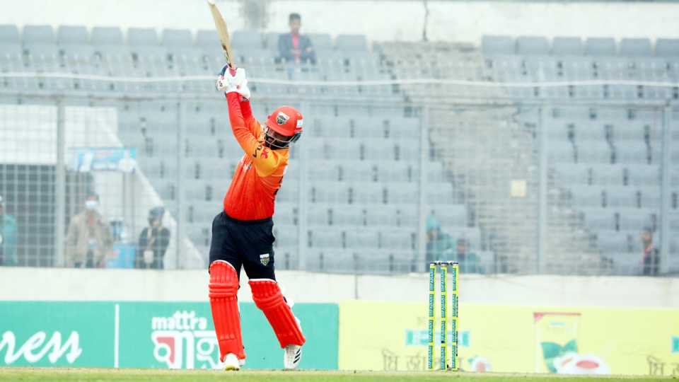 Tamim Iqbal goes after the ball, Dhaka Dominators vs Khulna Tigers, BPL 2022-23, Dhaka, January 7, 2023