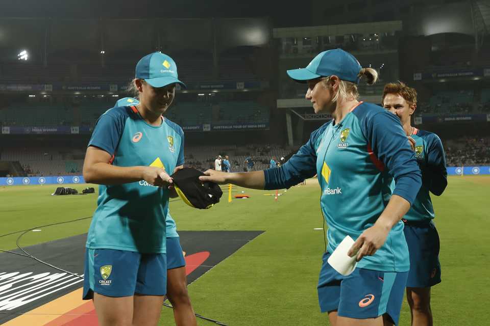 Alyssa Healy hands Phoebe Litchfield her debut Australia cap, India vs Australia, 2nd women's T20I, DY Patil, December 11, 2022