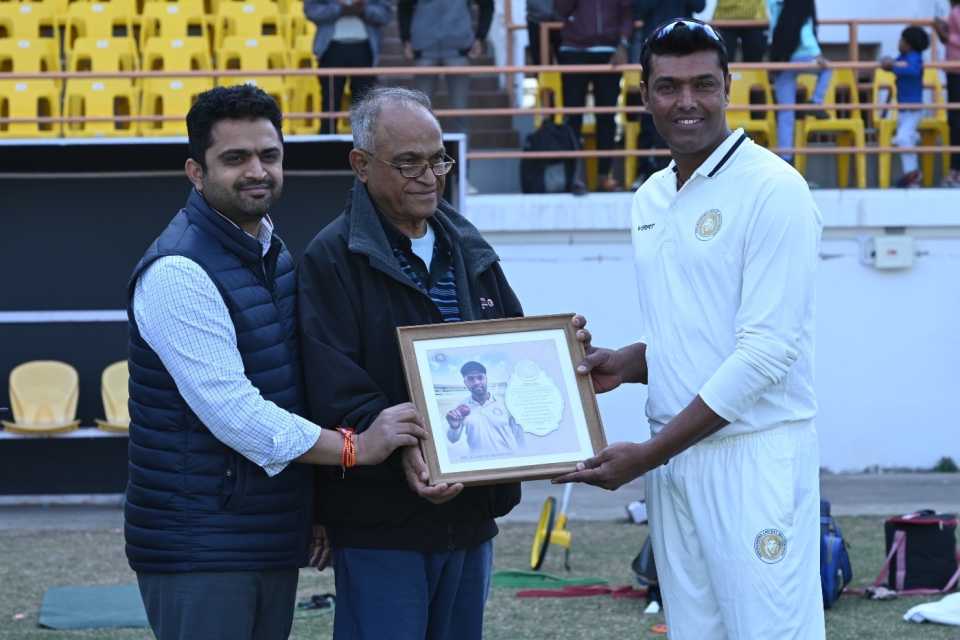 Kamlesh Makwana collects a memento after retiring from all formats, Saurashtra vs Andhra, Rajkot, 4th day, Ranji Trophy, January 20, 2023