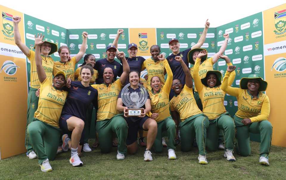 South Africa celebrate with the tri-series trophy, South Africa vs India, South Africa Women's T20I Tri-Series final, East London, February 02, 2023