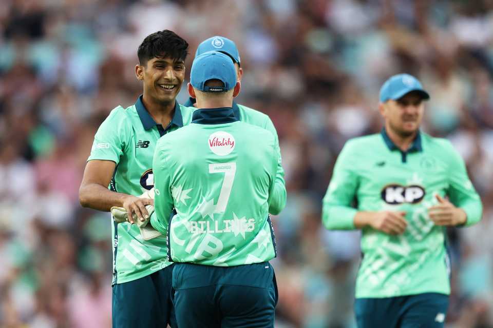 Mohammad Hasnain celebrates with his team-mates, London Spirit vs Oval Invincibles, Men's Hundred, London, August 4, 2022
