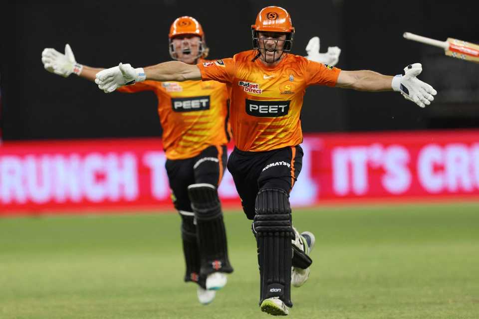Cooper Connolly (left) and Nick Hobson rejoice after their match-winning stand, Perth Scorchers vs Brisbane Heat, BBL final, Perth, February 4, 2023
