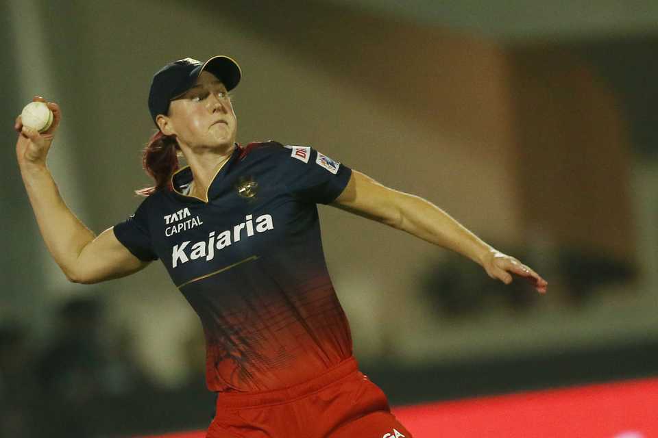 Ellyse Perry throws the ball, Gujarat Giants vs Royal Challengers Bangalore, WPL 2023, Mumbai, March 8, 2023