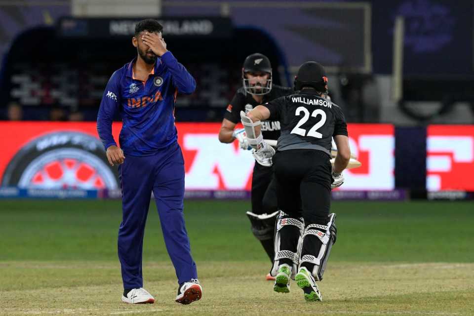 Ish Sodhi is mobbed by his team-mates after getting the wicket of Virat Kohli, India vs New Zealand, T20 World Cup, Group 2, Dubai, October 31, 2021