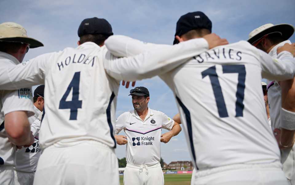 Tim Murtagh speaks in the huddle, Middlesex vs Worcestershire, County Championship, Merchant Taylor's School, July 11, 2023