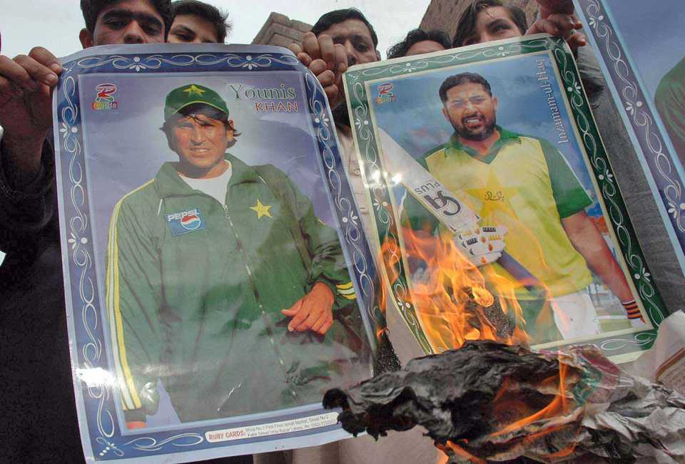 Pakistan cricket fans set fire to posters of Younis Khan and Inzamam-ul-Haq after Pakistan were eliminated from the World Cup, Islamabad, March 18, 2007