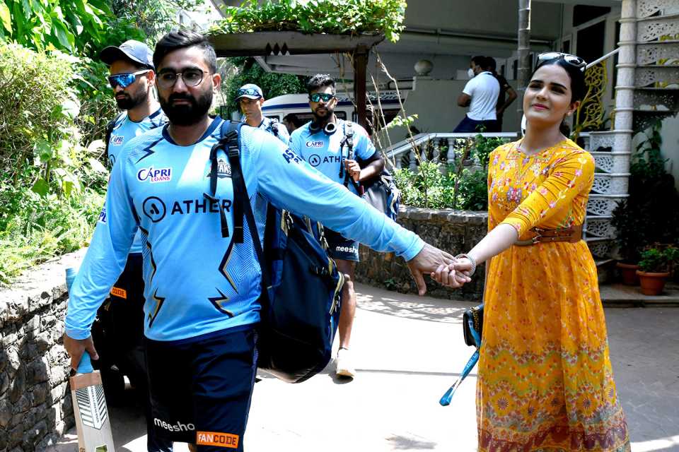 Rahul Tewatia arrives at the ground with his wife