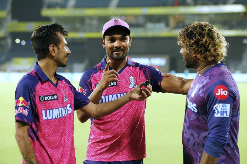 Sandeep Sharma talks to Lasith Malinga and Yuzvendra Chahal after the match