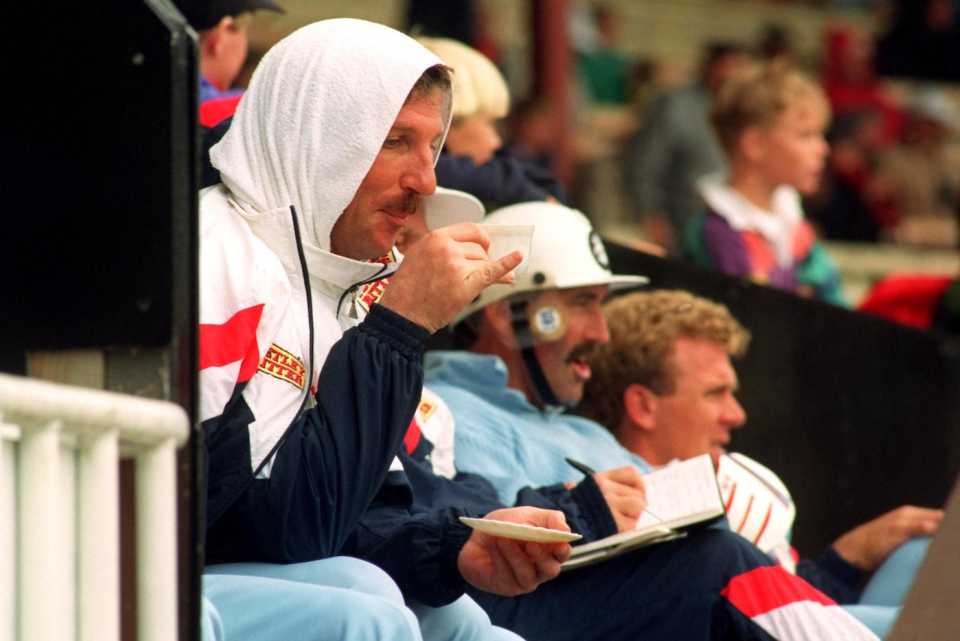 Ian Botham tries to warm up with a cup of tea, third ODI, New Zealand vs England, Christchurch, February 1, 1992
