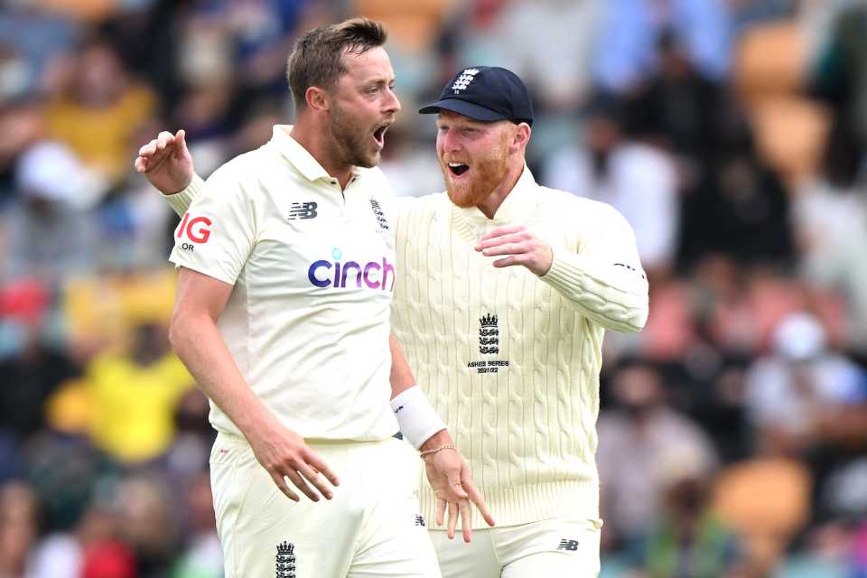 Ollie Robinson and Ben Stokes celebrate a wicket, Australia vs England, fifth Test, day five, Hobart, January 14, 2022