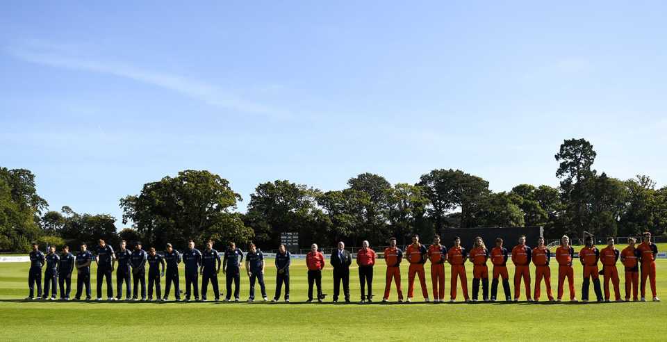 Players of Scotland and Netherlands line up