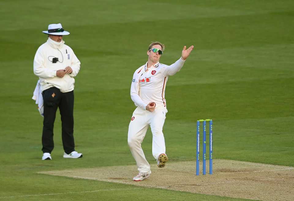 Simon Harmer gets into his delivery stride, Middlesex vs Essex, County Championship, Division One, Lord's, April 7, 2023