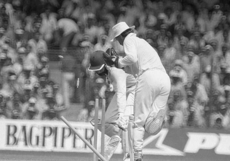 Ian Smith tries unsuccessfully to run out Navjot Singh Sidhu, India vs New Zealand, Bangalore, Oct 14, 1987