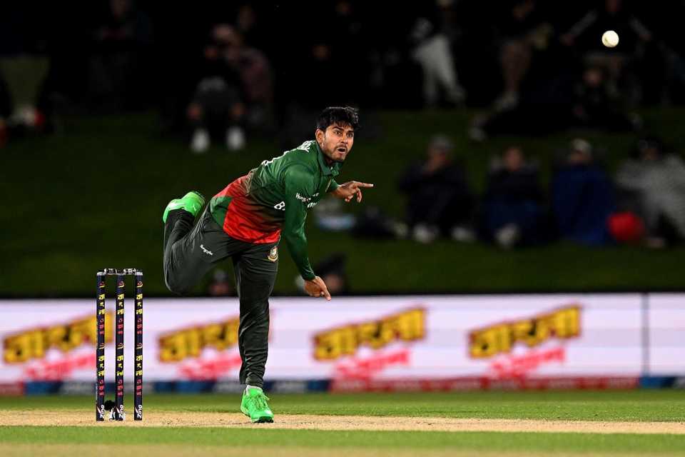 Mehidy Hasan Miraz bowls, New Zealand vs Bangladesh, Christchurch, October 9, 2022