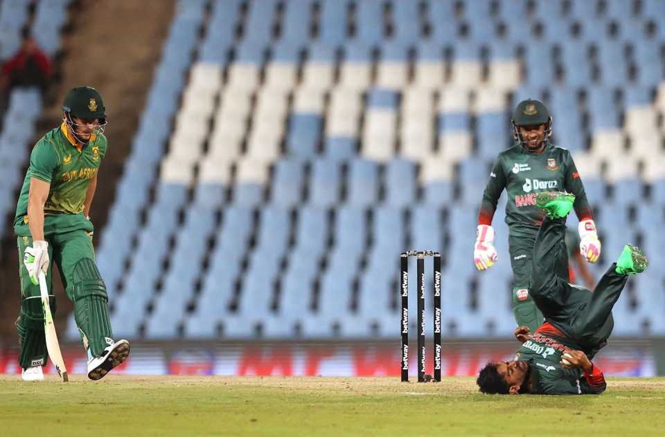Mehidy Hasan Miraz falls after taking a catch off his own bowling to dismiss Kagiso Rabada, South Africa vs Bangladesh, 1st ODI, Centurion, March 18, 2022