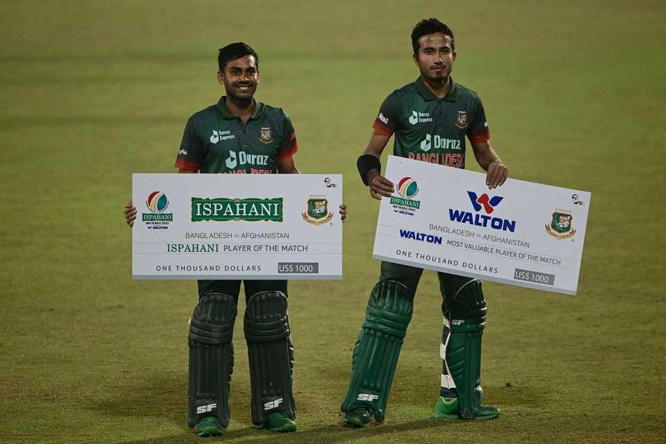 Mehidy Hasan Miraz and Afif Hossain with their respective match awards