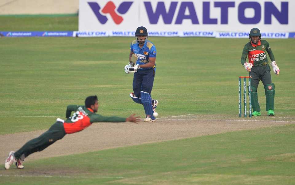 Mehidy Hasan Miraz dives to try to take a catch to dismiss Danushka Gunathilaka, Bangladesh vs Sri Lanka, 1st ODI, Dhaka, May 23, 2021