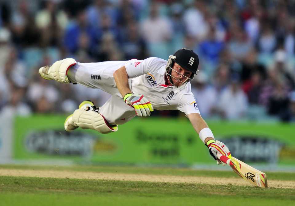 Ian Bell dives to make his ground
