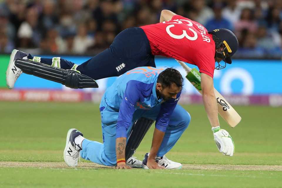 Jos Buttler collides with Axar Patel, England vs India, Men's T20 World Cup 2022, 2nd semi-final, Adelaide, November 10, 2022