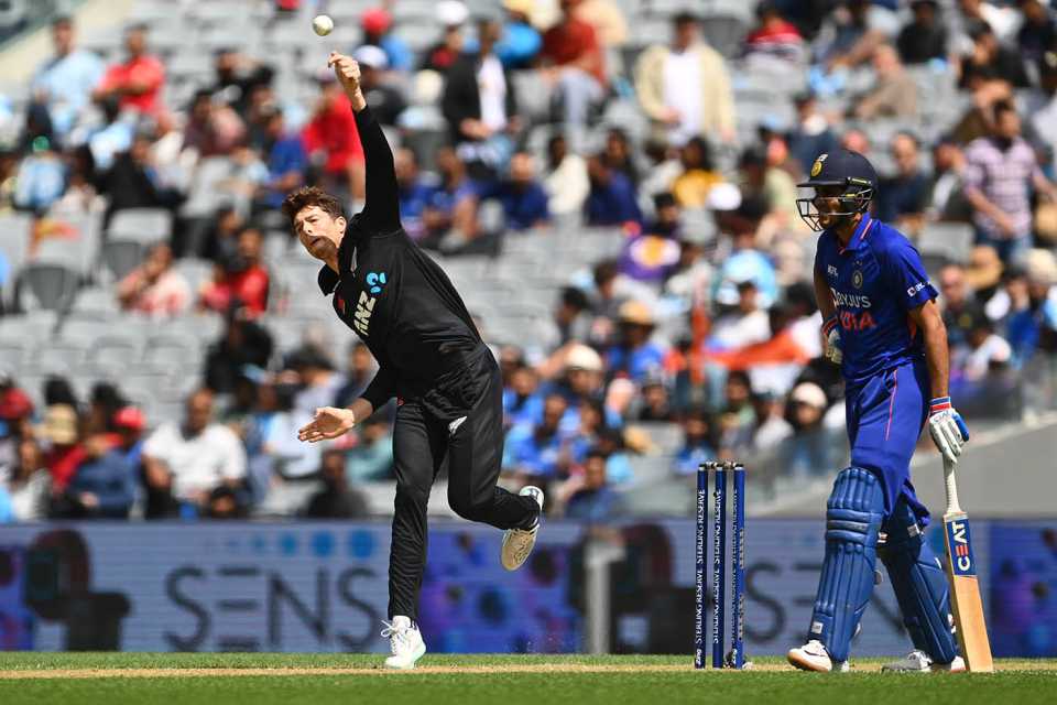 Mitchell Santner bowls, New Zealand vs India, 1st men's ODI, Auckland, November 25, 2022