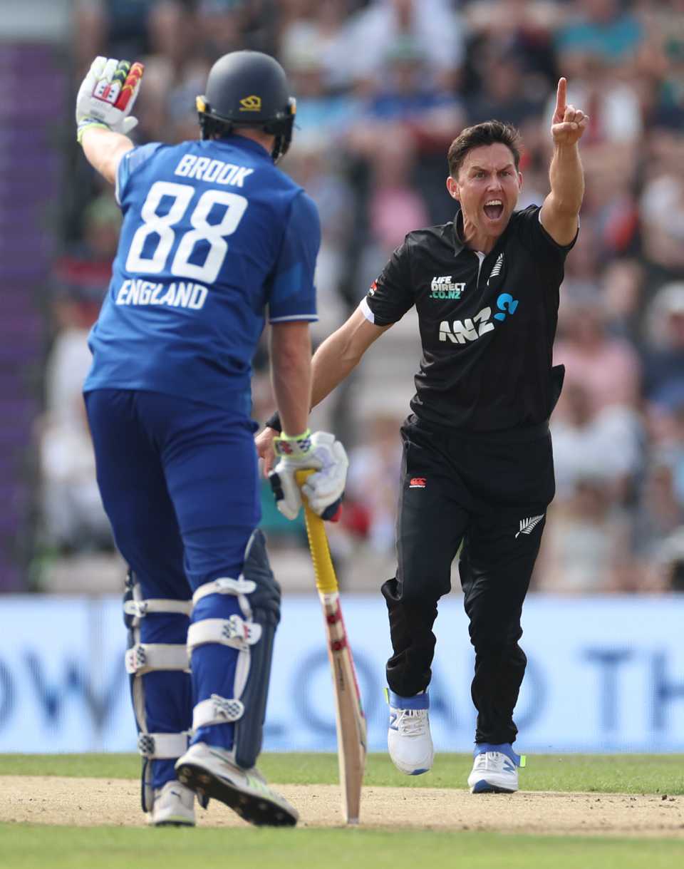 Trent Boult claimed a double-wicket maiden to dent England 