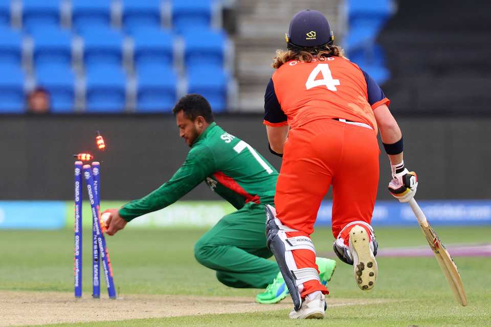 Shakib Al Hasan runs out Max O'Dowd, Bangladesh vs Netherlands, ICC Men's T20 World Cup 2022, Hobart, October 24, 2022
