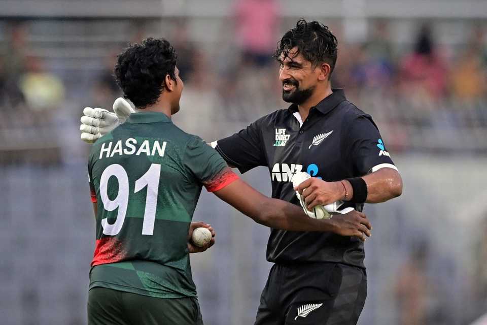Ish Sodhi hugs Hasan Mahmud after Bangladesh recalled him