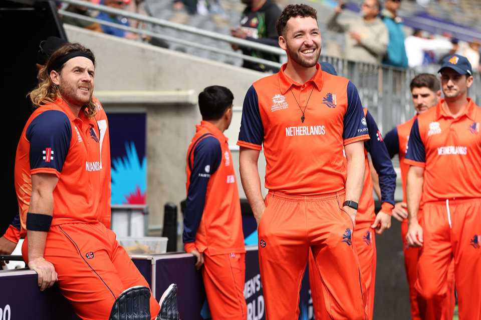 Max O'Dowd and Paul van Meekeren wait to take the field, Men's T20 World Cup 2022, Perth, October 30, 2022